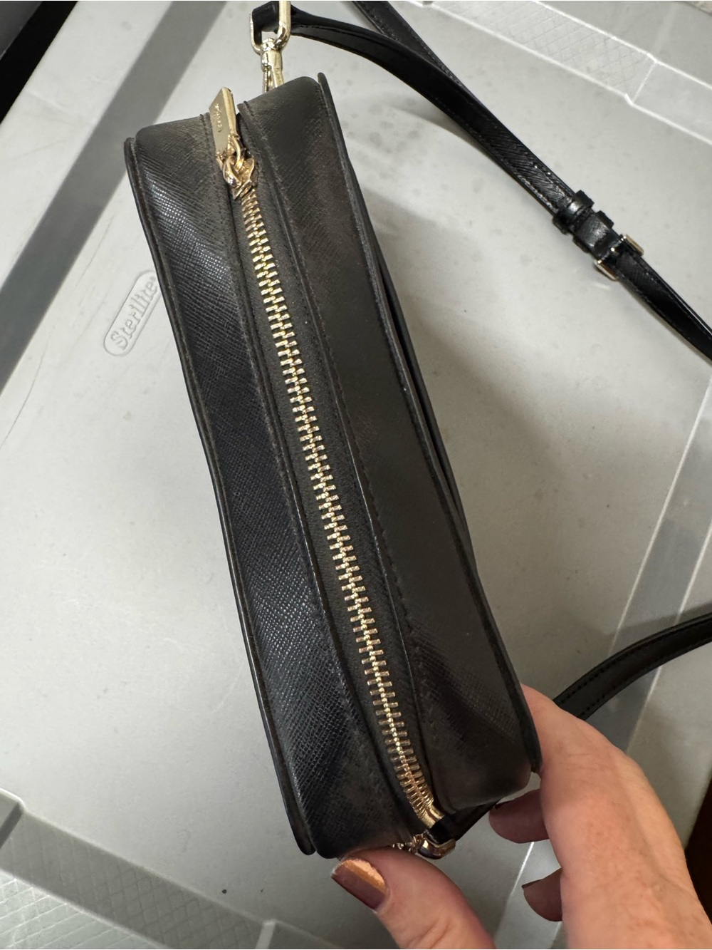 kate spade black leather crossbody with gold logo - Picture 6 of 8